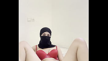 Gadis Muslimah Arab Berjilbab Menggoda Dirinya, Mainkan Memek Dan Klitoris, Fantasi Erotis Sendirian