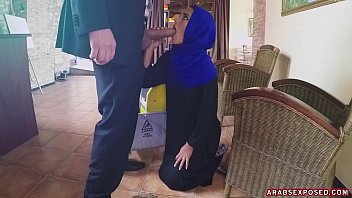 Pembantu Arab Yang Hot Perlahan-lahan Menghisap Kontol