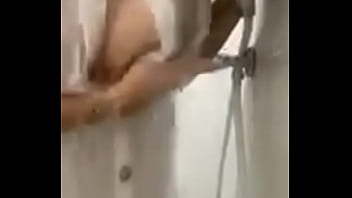 Menari Telanjang Dengan Gerakan Menggoda