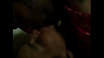 Desi Bhabhi Yang Liar Menggoda, Mulutnya Yang Haus Mengisap Dengan Penuh Gairah