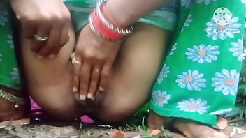 Di Tengah Hutan Liar India, Si Bhabhi Panas Menggila Mengeluarkan Air Senggama Yang Membara