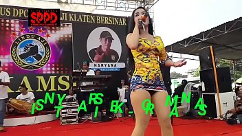Sintya Riske Menggoyang Panggung Dengan Tarian Erotis Yang Menggoda