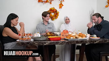 Muslimah Seksi Audrey Royal Rayakan Thanksgiving Dengan Ngesek Panas Di Atas Meja – Goyangan Berhijab