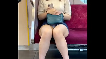 Gadis Tionghoa Genit Menggoda Dengan Memperlihatkan Celana Dalamnya Di Kereta