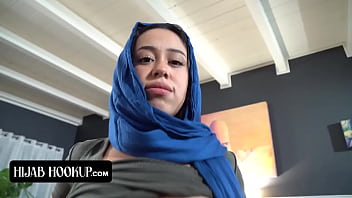 Gadis Arab Nakal Menghisap Kontol Kakak Tiri Demi Menjaga Rahasia Mereka Dari Orang Tua Yang Kejam