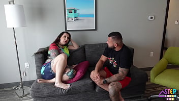 Neveah Rose Menggoda Dan Menghisap Kontol Keras Kakak Tirinya