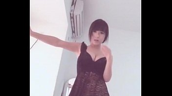 Gadis Tionghoa Menggoyangkan Tubuhnya Dengan Sensual