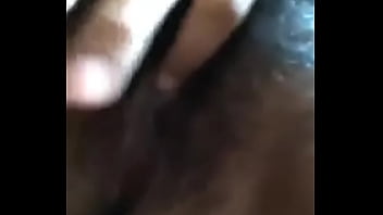 Desi Bhabi Melepaskan Sari Dengan Gerakan Menggoda, Membiarkan Tubuhnya Yang Seksi Perlahan Terbuka
