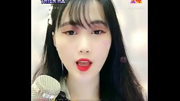 Gadis Asia Seksi Menggoda Di Live Streaming Uplive