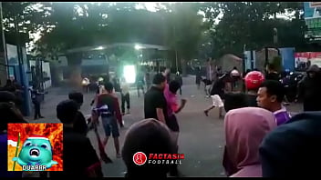 Baku Hantam Brutal Di Tribun: Persik Vs Psim – Adu Gaya Dan Erotisme Suporter Yang Membuat Bergairah