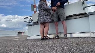 Nyonya Nakal Melebarkan Kakinya Lebar-lebar Dan Membungkuk Untuk Kencing Di Area Parkir