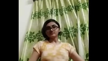 Desi Yang Menggoda Dengan Payudara Seksi
