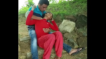 Pasangan Desi Bercinta Di Ladang Dengan Penuh Gairah
