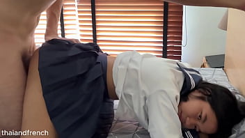 Gadis Thailand 18 Tahun Amatir Dengan Memek Sempit Tak Kuasa Menahan Kontol Bule Yang Besar