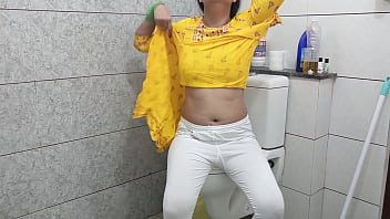 Ibu Tiri India Yang Panas Menggoda Anak Tirinya Di Kamar Mandi Dengan Audio Hindi Yang Menggairahkan