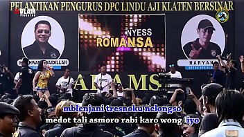 Dua Penyanyi Cantik Menggoyang Panggung Dengan Tarian Liar Dikelilingi Banyak Pria Yang Bergairah