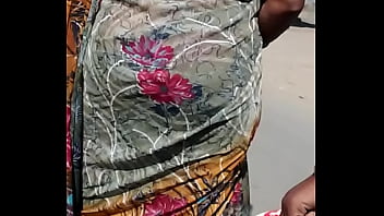 Gadis Seksi Dengan Pantat Panas Bergoyang Dalam Balutan Saree