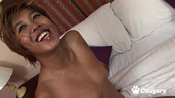 Milf Asia Bergigi Kelinci Digosok Minyak Dan Ditusuk Dalam-dalam Sampai Ke Biji