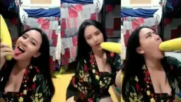 Ochi Berlian Menggoda Dada Dan Mengisap Mentimun Besar Dengan Nafsu