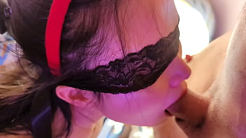 Gadis Asia Menggoda Santa Sambil Membisikkan Daftar Keinginannya, Berakhir Dengan Wajah Penuh Cairan Panas