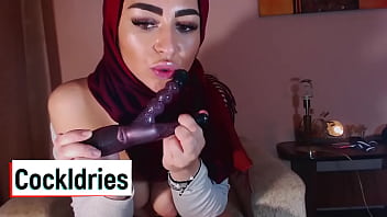 Gadis Berhijab Arab Mengisap Kontol