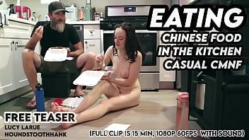 Makan Makanan China Di Dapur Dengan Wanita Telanjang Dan Pria Berpakaian Biasa