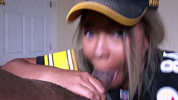 Steelers Lagi Jago Banget Musim Ini, Jadi Aku Mau Rayain Dengan Ngasih Blowjob Yang Basah Dan Bikin Ketagihan.