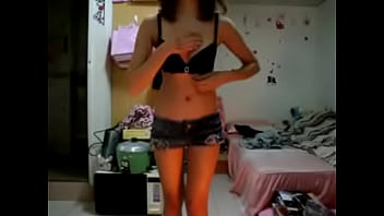 Gadis Tionghoa Manis Membuka Baju Untukku