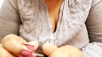 Pembantu Desi Sridevi Memamerkan Payudara Ranumnya