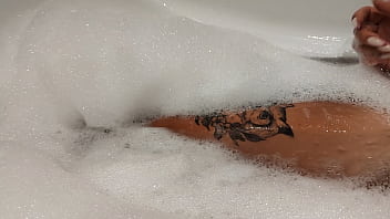 Adik Tiri Seksi Yang Terbakar Matahari Di Kamar Mandi Usai Liburan Di Turki