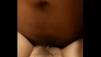 Gadis Tionghoa Cantik Menggapai Puncak Kenikmatan Dengan Pancuran Erotis