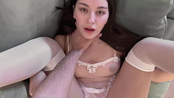 Kakak Tiri Menggoda Dengan Tubuh Telanjang, Adik Tiri Tak Tahan Dan Menumpahkan Sperma Panas Di Vagina