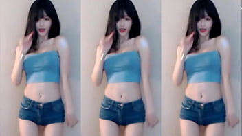 Cô Gái Trung Hoa Uốn éo Với Trang Phục Mỏng Manh ướt đẫm