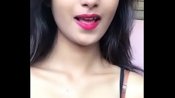 Gadis Seksi Menggoda Dengan Kedip Mata Yang Menggairahkan