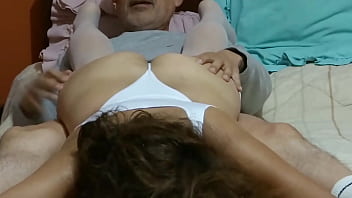 Kamera Tersembunyi: Masturbasi Bersama Ibu Tiri Latin Dan Anak Tirinya, Dia Mengerang Minta Ditiduri, Pria Itu Menancapkan Kontol Besarnya Ke Dalam Memek Berbulu Yang Menggoda