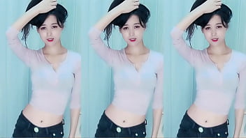 Cô Gái Trung Quốc Thoát Hiểm Trên Mái Nhà đang Bốc Cháy