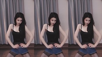 Cô Nàng Trung Quốc Uốn éo Quyến Rũ Trên Boong Tàu