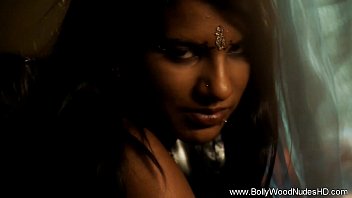 Gadis India Melepas Busana Demi Cinta Yang Membara