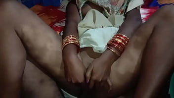 गीली योनि का रस निकाल दिया
