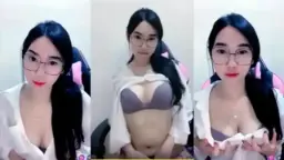 Amerlita Yang Cantik Dan Menggoda Dengan Kacamata Seksi