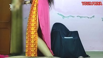 प्रिया को चोदकर उसकी गांड फाड़ दी, हिंदी में कराहते हुए