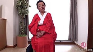 Di Usia 81 Tahun, Janda Yuko Ogasawara Menggairahkan Pemuda Dengan Pijatan Erotis Yang Membuatnya Tak Sabar Menahan Rangsangan.