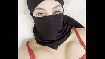Gadis Berhijab Arab Dengan Niqab Perlahan Memamerkan Payudara Besar Dan Montoknya