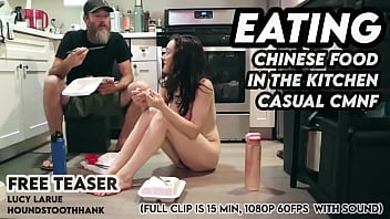 Makan Makanan Cina Di Dapur Dengan Wanita Telanjang Dan Pria Berpakaian Biasa