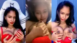 Cewek Coklat Menggoda Lidahi Payudara Sendiri Yang Manis Dan Menggairahkan