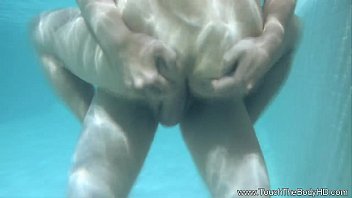 Nyonya Asia Yang Berpengalaman Memuaskan Pria Dengan Sentuhan Sensual