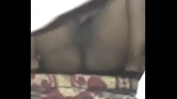 देसी गृहिणी की गीली चूत की मजेदार चुदाई हिंदी आवाज में