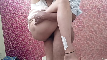 Saat Keponakan Tiriku Membantuku Mengaitkan Kutang, Tangannya Tak Sengaja Meraba Batang Keras Yang Menggembung Di Celananya.