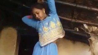 Gadis Desa Bihari Tampilkan Tubuh Menggoda Dalam Video Solo