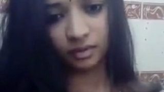 Istri Desi Priya Berpose Seksi Dalam Selfie Panas
